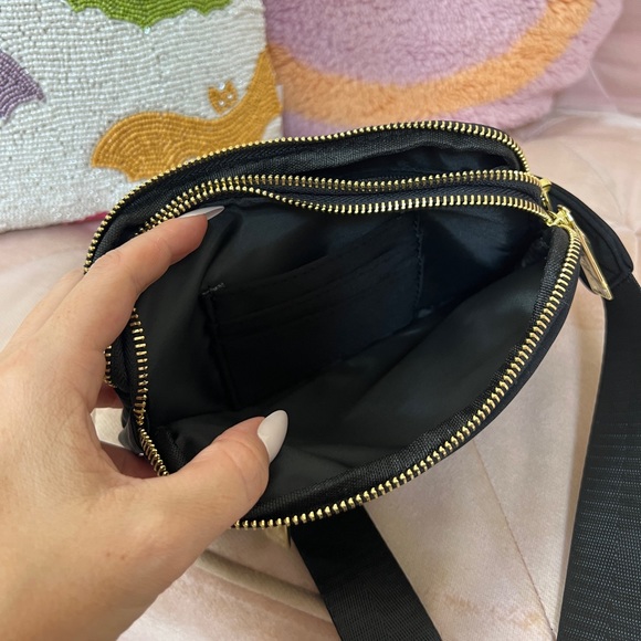 NWOT Black & Gold Belt Bag - Picture 3 of 5